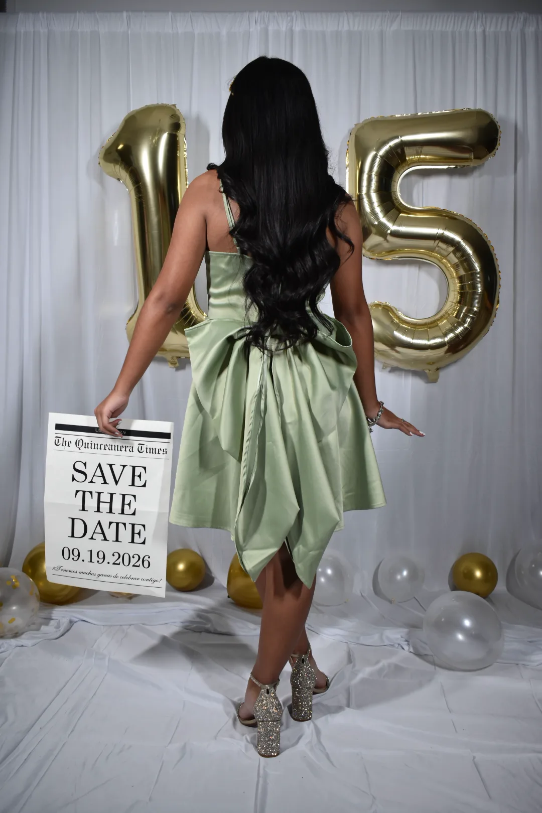 Perlita mostrando el periódico Save the Date de sus XV